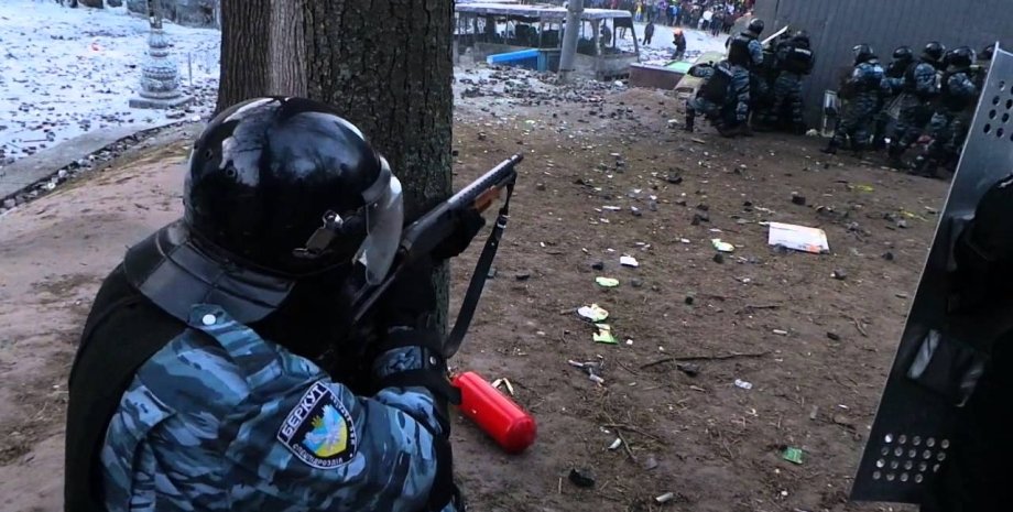 Боец "Беркута" ведет огонь по протестующим / Скриншот YouTube