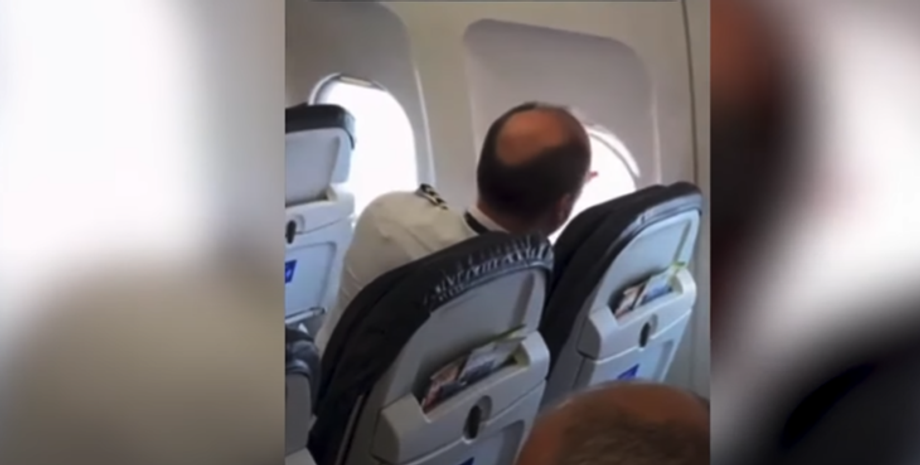 Пилот снял иллюминатор перед взлетом самолета, курьезы в самолете, туризм, путешествия, путешествия, интересные случаи, США, видео