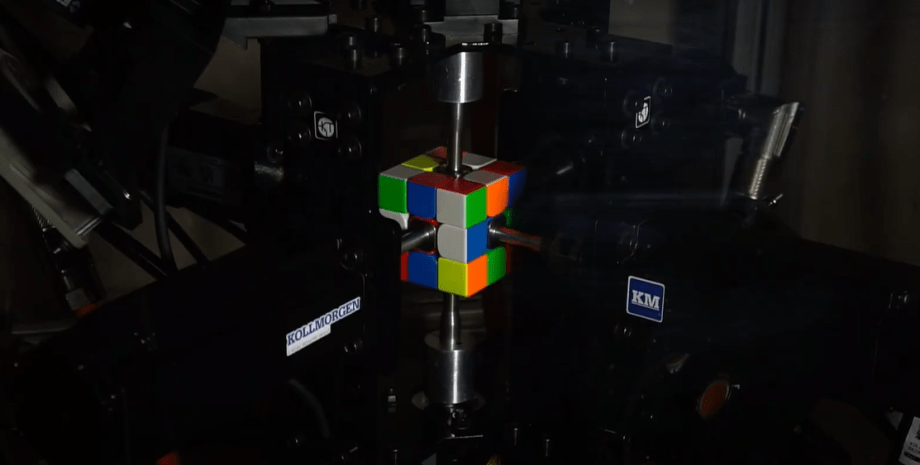 Робот собирает кубик Рубика за рекордное время Робот собирает кубик Рубика
