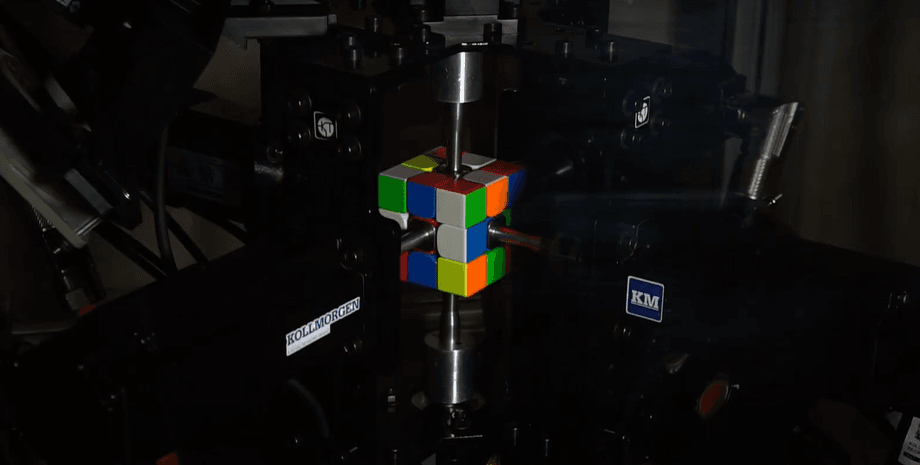 Робот собирает кубик Рубика