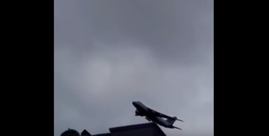 Самолет едва не зацепил жилую многоэтажку / Скриншот видео