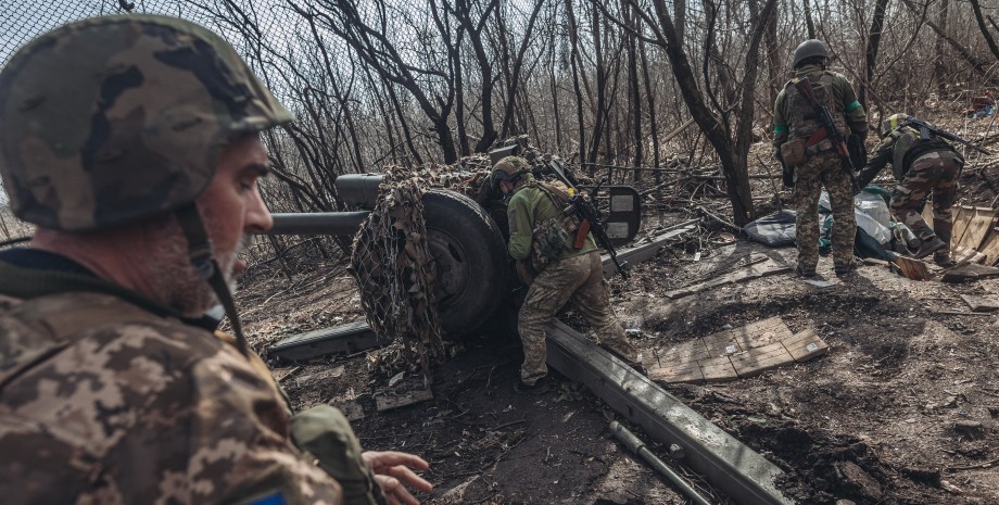 украинские военные, пушка, деревья
