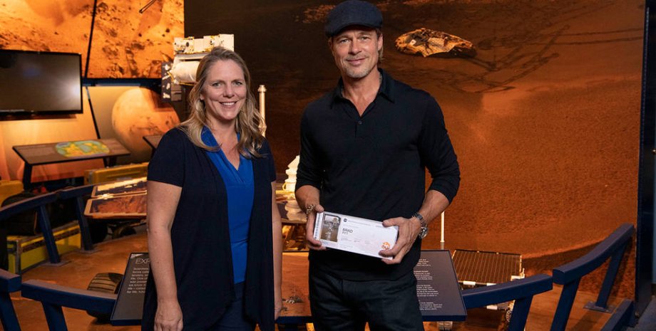 Актер Брэд Питт демонстрирует свой "посадочный талон" на Марс. Рядом с ним — Дженифер Троспер, инженер-проектировщик проекта Марс -2020. NASA/JPL-Caltech