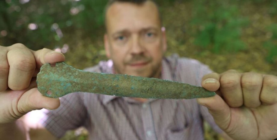 археологи обнаружили кинжал