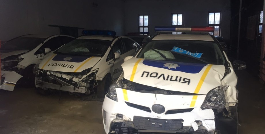 Розбиті поліцейські авто, розбиті поліцейські приуси, поліцейські Toyota Prius, розбиті авто, авто після ДТП