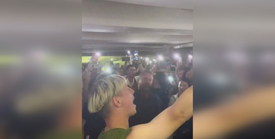 Жадан и Собаки выступили в метро в Киеве