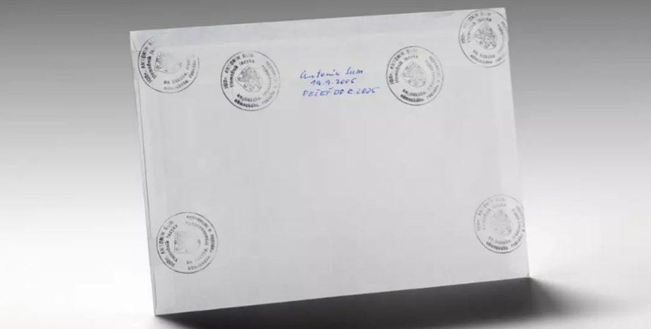 Білий конверт із печатками та написом Антоніна Суми, який 88 років залишався нерозкритим