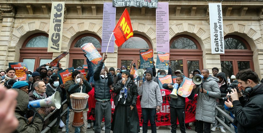 мігранти, париж, театр, окупація театру