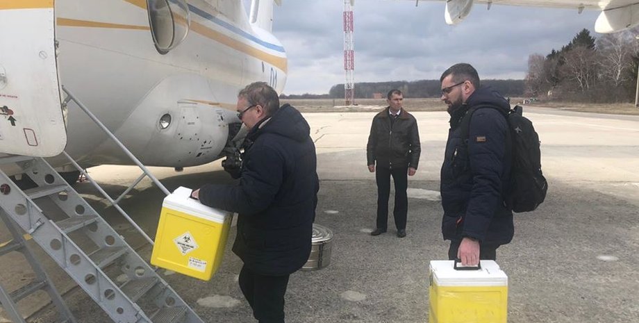 Образцы эвакуированных везут в Киев / Фото: facebook/rnbou