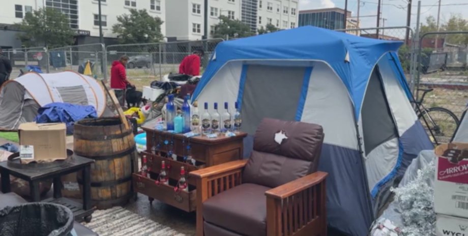 Бар для безхатченків у США, стихійний табір, безхатченки, спиртні напої, алкоголь, наркотики, розслідування поліції, вулиця