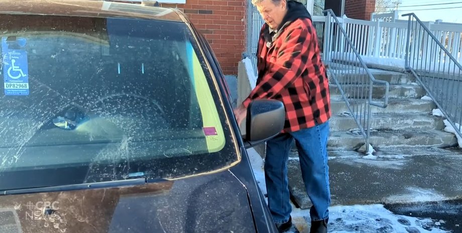 водій біля авто, водійські права, порушення ПДР