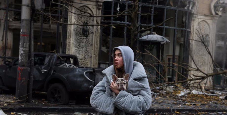 Киев, обстрелы, девушка, собака, руины