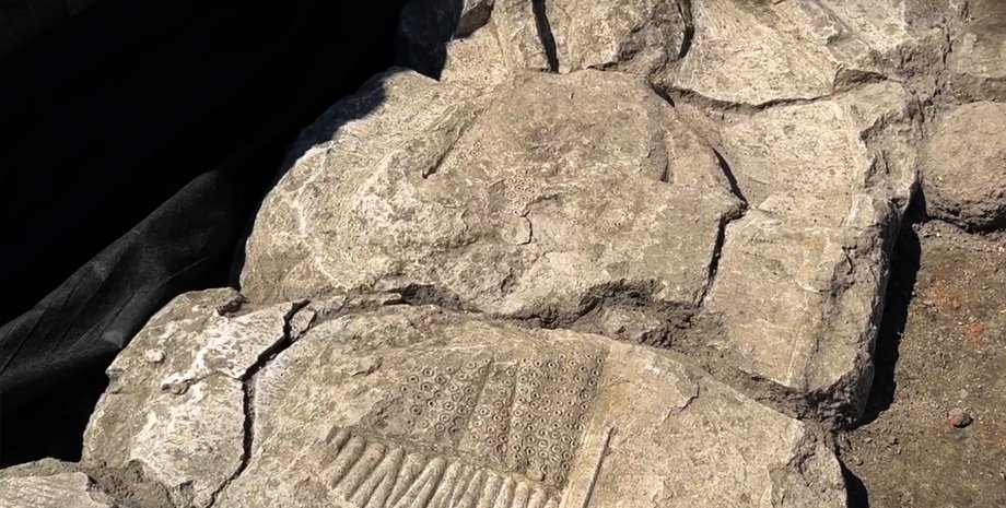 Археологи знайшли надгробок лицаря у Польщі