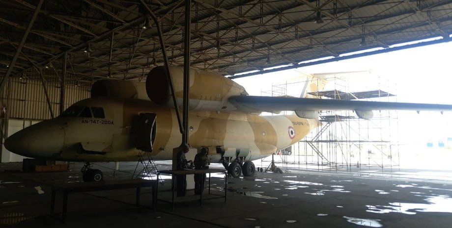 хаз отримав перший контракт