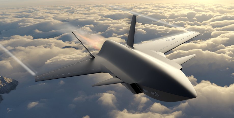 ударный бпла несется высоко в небе