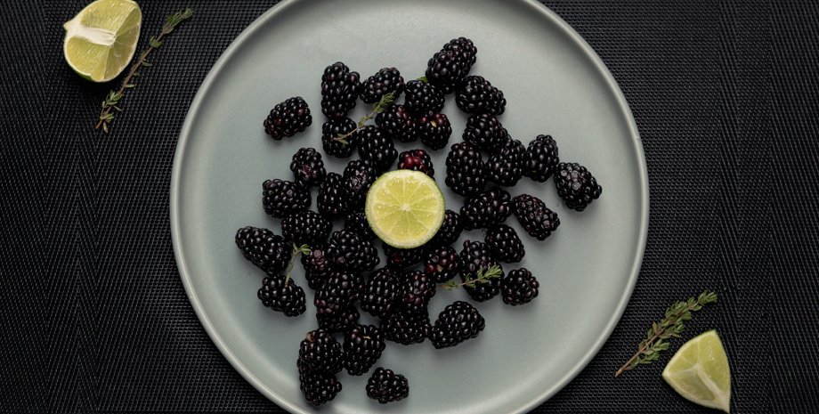 Ежевика и лайм на тарелке