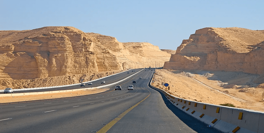 Найдовша пряма дорога, шосе в Саудівській Аравії, довга дорога, магістраль для короля, дорога в пустелі