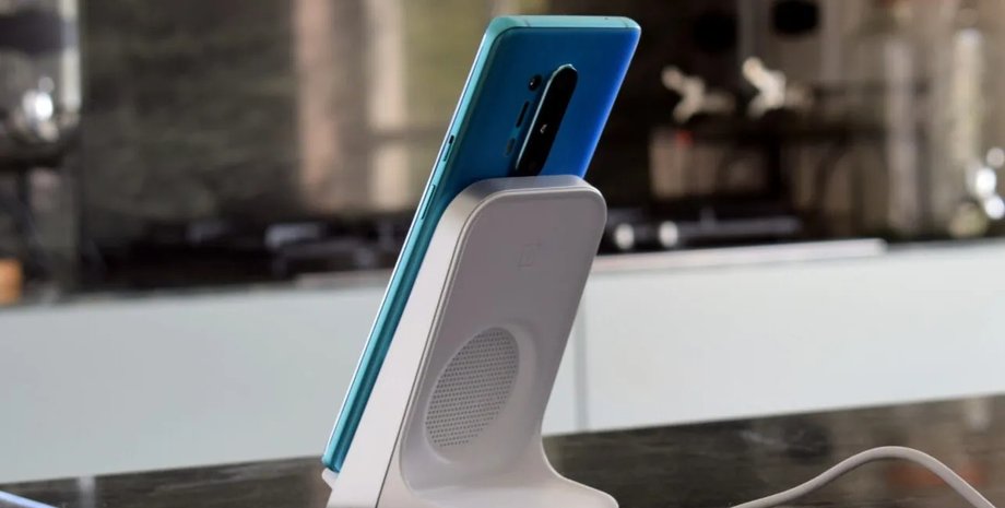 Смартфон OnePlus на зарядке