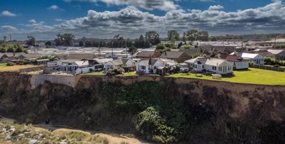 Дом на краю скалы, скала, обрыв, дом упадет в море, рухнет через 10 лет, эрозия земли, поганая погода, вид на мере,