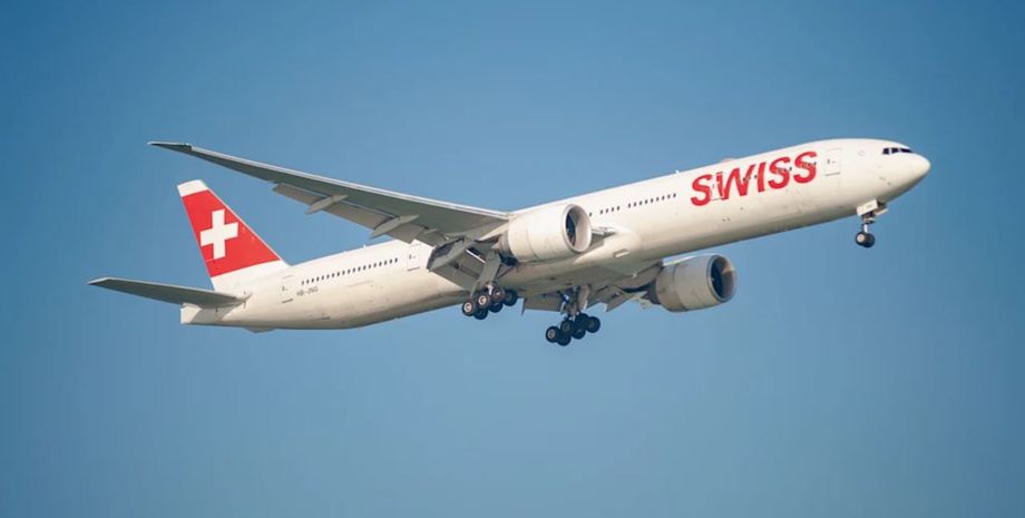 Мужчина удовлетворял себя в салоне пассажирского самолета, это заметили две незнакомки