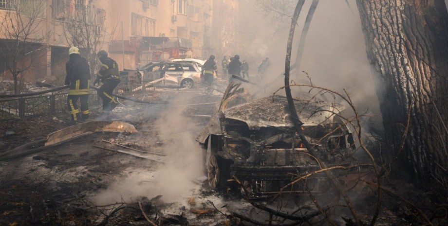 En el edificio residencial, según el SES, estalló un incendio en un área de 500 ...