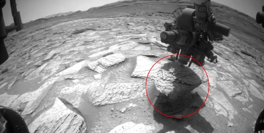 Марсоход Curiosity застрял в камне на Марсе