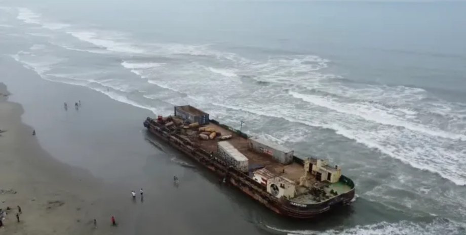 Затонулий корабель викинуло на берег, корабель-привид, судно, затонуле судно, викинуло на пляж, туристи, іржаве судно,