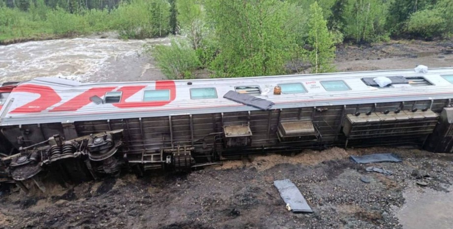 Перевернувшийся поезд в Коми Коми, сошел поезд, сход вагонов, сход поезда, сошли вагоны, сошли вагоны