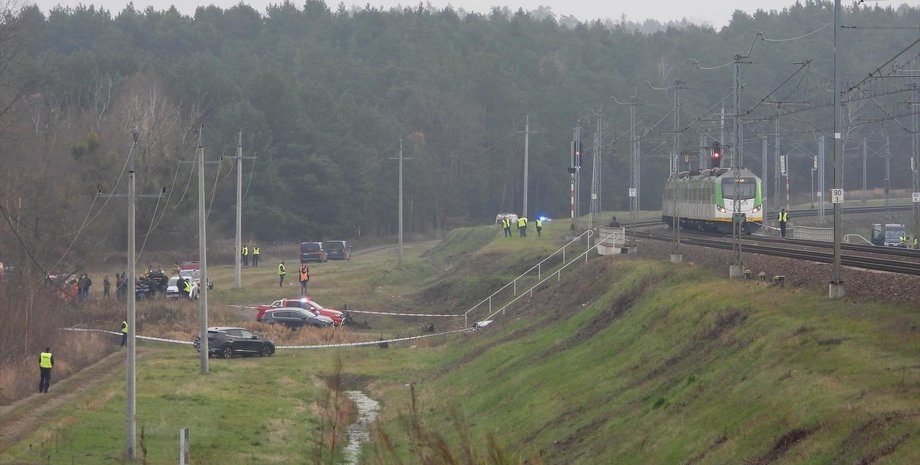 залізнична колія та поліція Польщі на місці диверсії