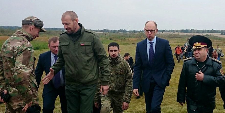 Арсений Яценюк на учебной базе Нацгвардии / Фото батальона "Киев-1"
