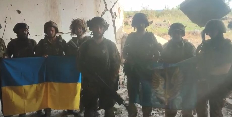бойцы ВСУ, военные ВСУ, украинские военные, бойцы ВСУ с флагом, ВСУ в Старомайорском