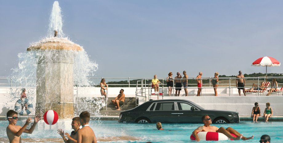 машина утонула в бассейне.