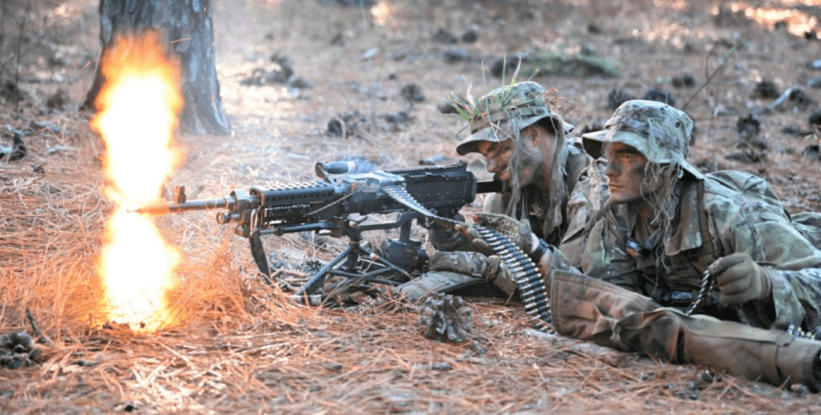 солдаты два солдата ведут огонь с пулемета