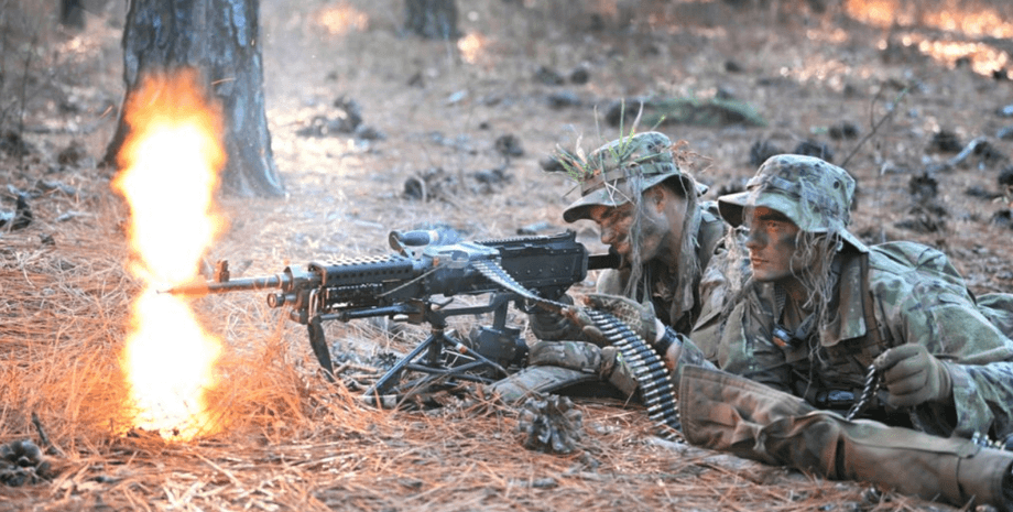 два солдати ведуть вогонь з кулемета