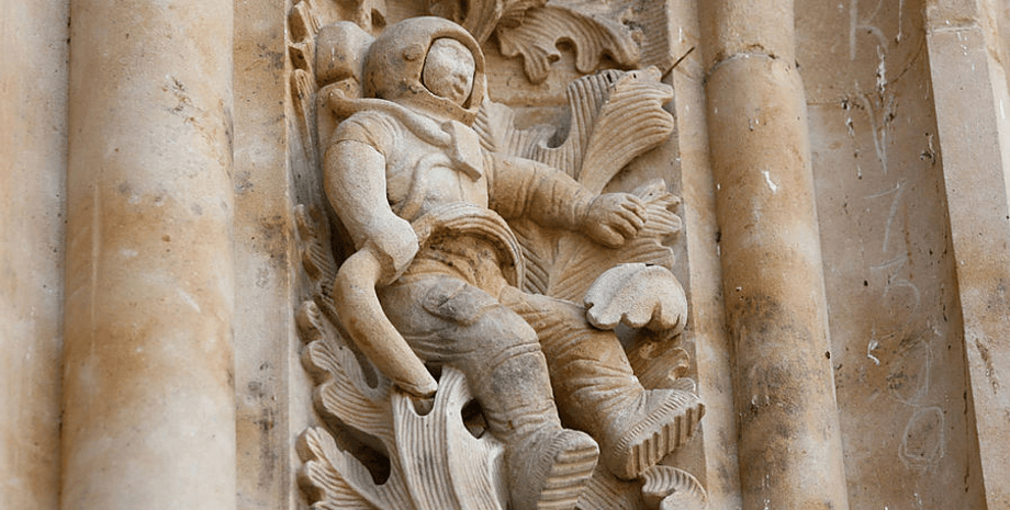 Статуя космонавта, космонавт, астронавт, собор, церковь, архитектура, путешествия во времени, теории заговора