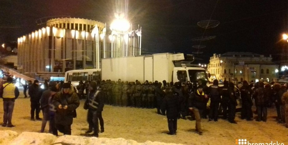 На Европейской площади заблокировали автомобиль "Руха новых сил"