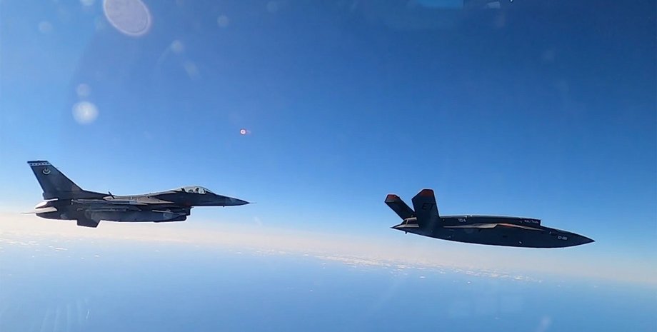 дрон, XQ-58A Valkyrie, истребитель F-16