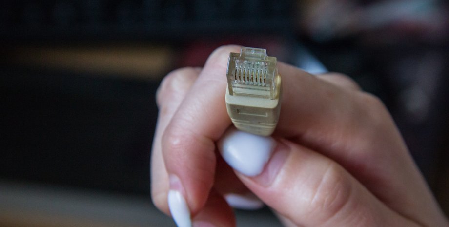 Чоловік, телефон, вимкнення світла, фото