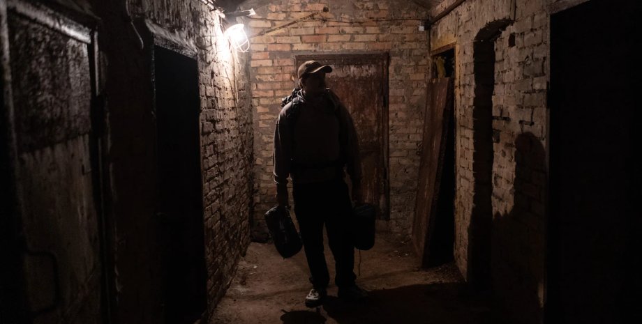 Мужчина в подвале, находка, под домом, комната в подвале, тайная комната, сеть туннелей, туннели под домом, новое жилье