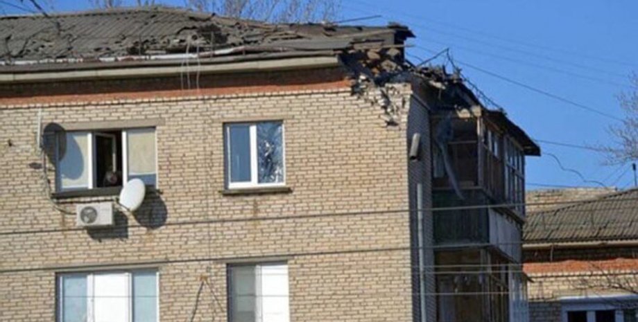 последствия обстрела, разрушенный дом