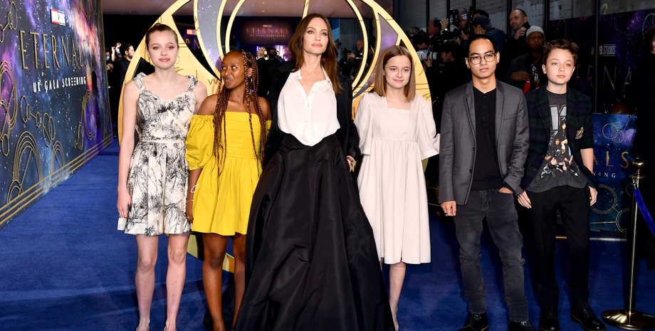 Джолі з дітьми