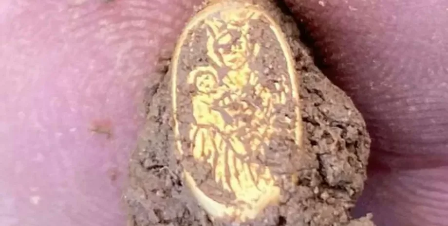 металлоискатель, золотой перстень, младенец Иисус, Дева Мария, Ланкастер, клад, местный музей, клуб металлоискателей Lune Valley Detecting Club, погребение бронзового века, серебряная печать, история