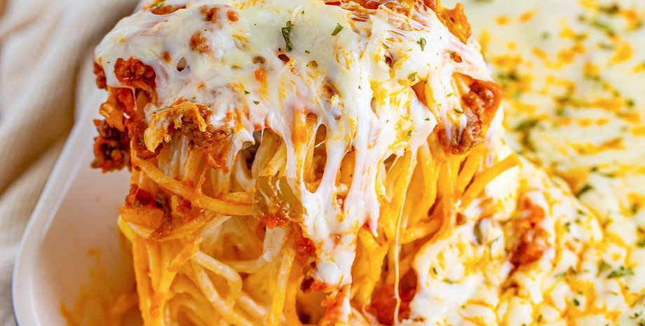 Спагетти на миллион долларов, спагетти, запеканка из макарон, итальянское блюдо, соус альфредо, американская кухня