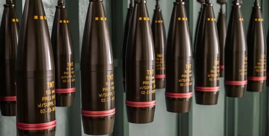 снаряды калибра 155 мм на конвейере