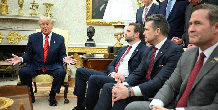 Трамп с командой в Овальном кабинете