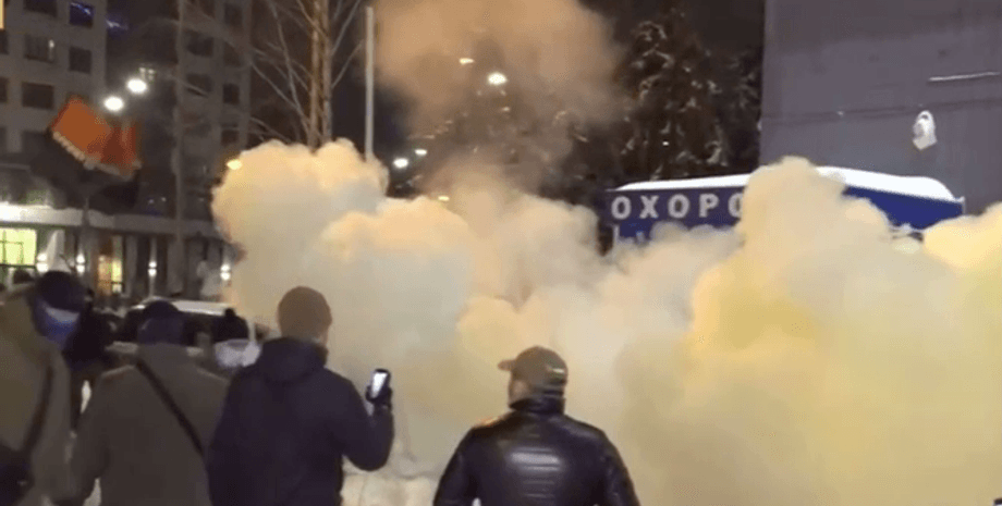 телеканал наш, акція, закриття каналів, 9 лютого, димові шашки, протест, правий сектор