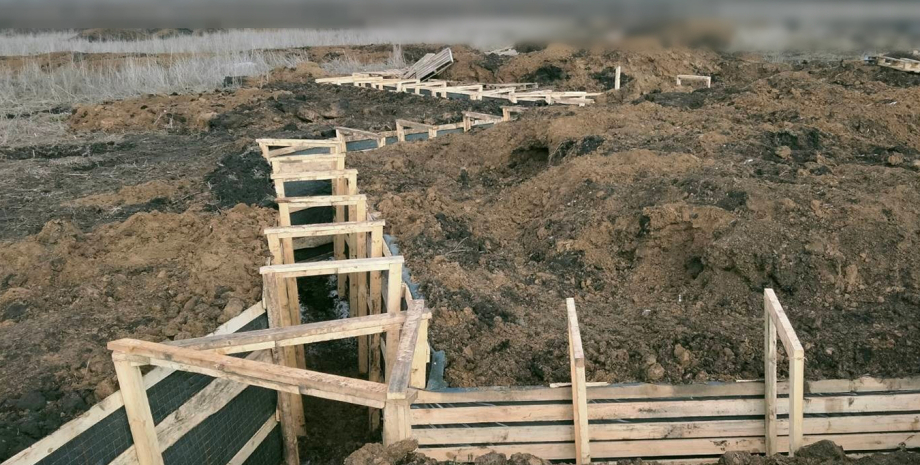 Los ingenieros militares trabajan sin descanso, reduciendo urgentemente las fort...