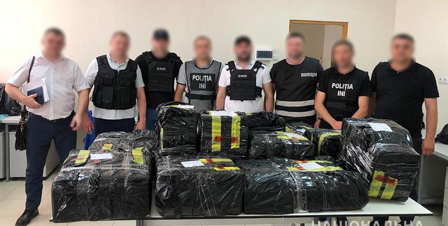 полицейские, изъятый героин, фото