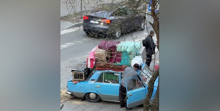 У Києві допомогли переселенцю, у якого зламалася машина
