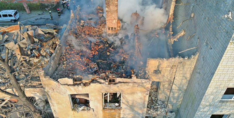 À la suite des bombardements à Lviv, presque une famille entière a été tuée - tr...